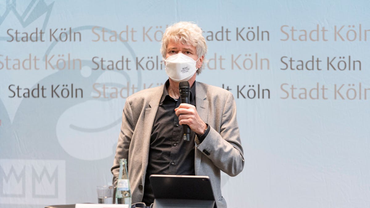 Harald Rau hält eine Rede auf der Krisenstab Pressekonferenz.