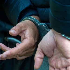 Das Bild zeigt zwei Hände in Handschellen. Das Symbolbild wurde am 11. Dezember 2021 bei einer Polizei-Übung in Pomellen aufgenommen.