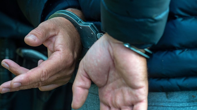 Das Bild zeigt zwei Hände in Handschellen. Das Symbolbild wurde am 11. Dezember 2021 bei einer Polizei-Übung in Pomellen aufgenommen.