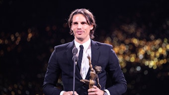 Yann Sommer von Borussia Mönchengladbach nimmt bei den Swiss Sports Awards am 12. Dezember 2021 in Zürich seinen Preis entgegen und hält auf der Bühne eine Rede.