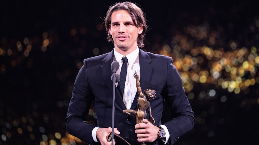 Yann Sommer von Borussia Mönchengladbach nimmt bei den Swiss Sports Awards am 12. Dezember 2021 in Zürich seinen Preis entgegen und hält auf der Bühne eine Rede.