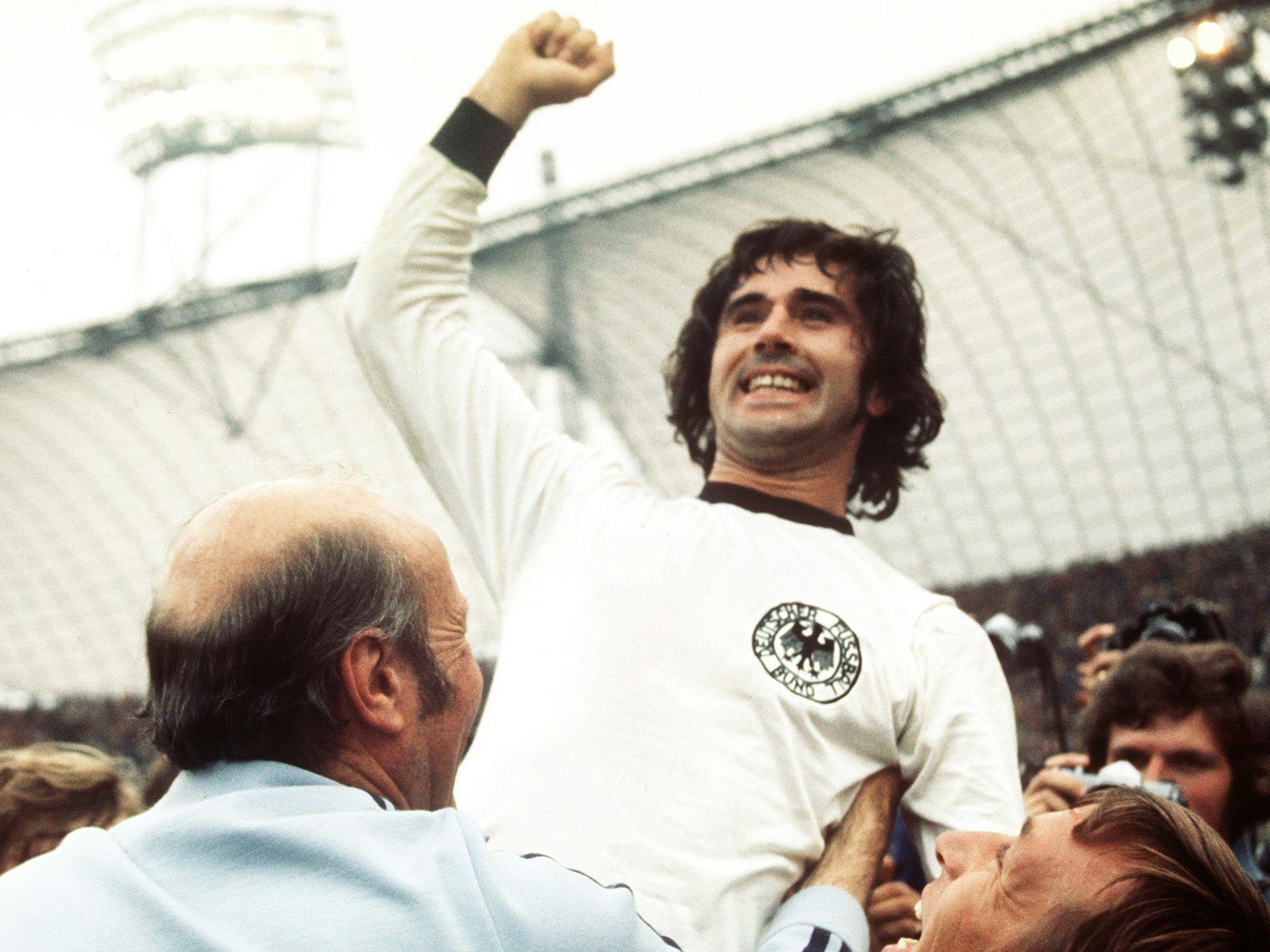 Weltmeister 1974: Gerd Müller jubelt mit Bundestrainer Helmut Schön (l) nach dem Finalsieg über die Niederlande.