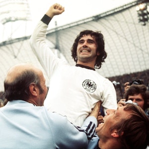 Weltmeister 1974: Gerd Müller jubelt mit Bundestrainer Helmut Schön (l) nach dem Finalsieg über die Niederlande.