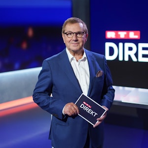 Der Moderator Jan Hofer steht im Studio der Nachrichtensendung „RTL Direkt“. Seit dem 16. August 2021 ist er bei RTL auf Sendung.