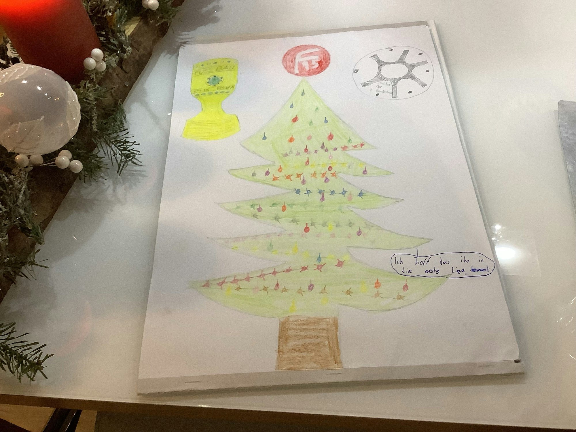 Auch Julian Mende hat einen Weihnachtsbaum gemalt. Auf dem Anhänger steht „Ich hoff’, dass ihr in die erste Liga kommt“.