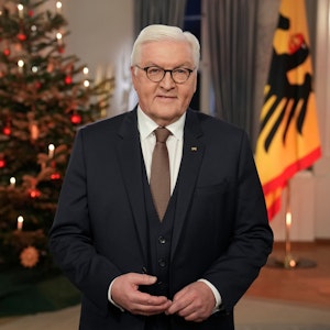 Bundespräsident Frank-Walter Steinmeier steht nach der Aufzeichnung der traditionellen Weihnachtsbotschaft des Präsidenten im Schloss Bellevue vor einem geschmückten Weihnachtsbaum. +++ dpa-Bildfunk +++