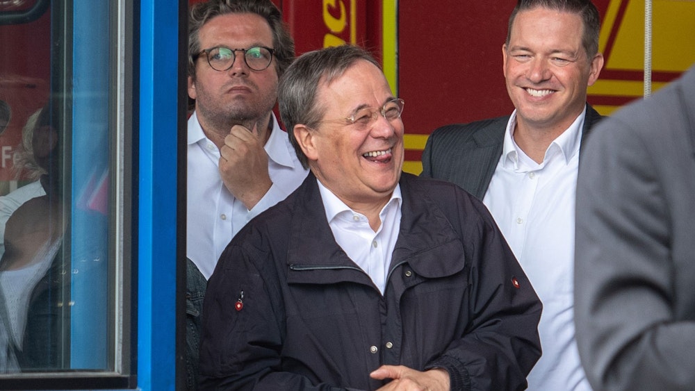 Armin Laschet (CDU), Ministerpräsident von Nordrhein-Westfalen, lacht im Juli 2021 im Flutgebiet, während Bundespräsident Steinmeier (nicht im Bild) ein Pressestatement gibt. Im Interview erklärt er nun, was ihn damals zum Lachen brachte.