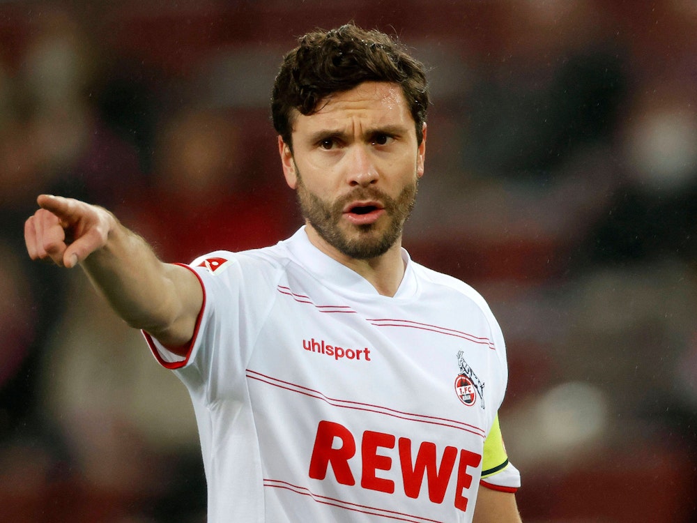 FC-Kapitän Jonas Hector verteilt beim Spiel gegen den VfB Stuttgart Anweisungen an die Kollegen.