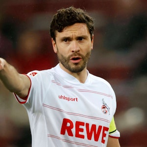 FC-Kapitän Jonas Hector verteilt beim Spiel gegen den VfB Stuttgart Anweisungen an die Kollegen.
