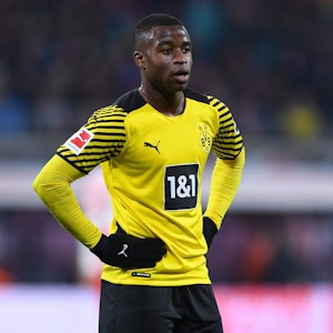 Youssoufa Moukoko von Borussia Dortmund steht im Stadion.