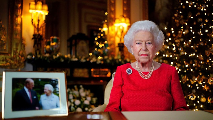 Die britische Königin Elizabeth II. während der Aufzeichnung ihrer jährlichen Weihnachtssendung im White Drawing Room von Schloss Windsor. An ihrer Brust trägt sie eine überaus bedeutende Brosche.