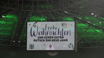 Das Foto zeigt die Anzeigetafel im Borussia-Park nach dem Spiel am 15. Dezember 2021 gegen Eintracht Frankfurt, auf der ebenfalls Weihnachtswünsche eingeblendet werden.