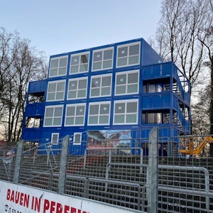 Im Stadion des SV Meppen stehen nun diese Container.