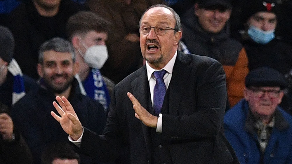 Evertons Trainer Rafael Benitez gibt Anweisungen vom Spielfeldrand.