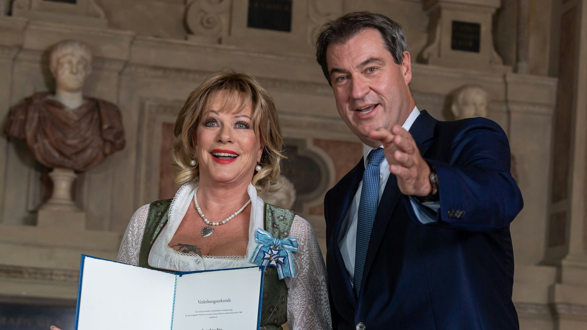 Die Schauspielerin Lisa Fitz aus der Ortschaft Hebertsfelden bekommt von Markus Söder (CSU), Ministerpräsident von Bayern, den bayerischen Verdienstordens überreicht.