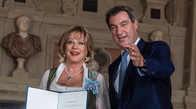 Die Schauspielerin Lisa Fitz aus der Ortschaft Hebertsfelden bekommt von Markus Söder (CSU), Ministerpräsident von Bayern, den bayerischen Verdienstordens überreicht.