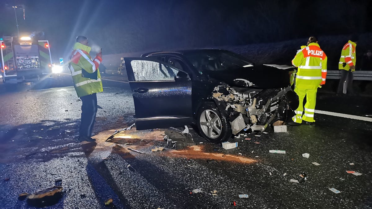 Auf einem Abschnitt von etwa einem Kilometer waren auf der A6 bei Amberg insgesamt 20 Autos in die Unfälle verwickelt, wie ein Polizeisprecher am Donnerstagabend sagte.