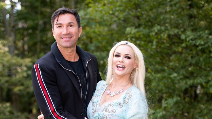 Reality-Show-Darstellerin Daniela Katzenberger und ihr Ehemann Lucas Cordalis lächeln bei einem Fototermin.