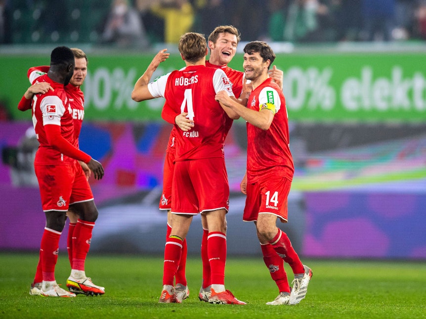 Eine erfolgreiche Hinrunde: Luca Kilian und Timo Hübers liegen sich nach dem Sieg am 16. Spieltag in Wolfsburg in den Armen, Jonas Hector ballt die Faust.