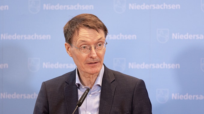 Karl Lauterbach (SPD), Bundesminister für Gesundheit, gibt nach einem Gespräch mit Stephan Weil (SPD), Ministerpräsident von Niedersachsen, über die aktuelle Lage in der Corona-Pandemie ein Pressestatement ab. +++ dpa-Bildfunk +++
