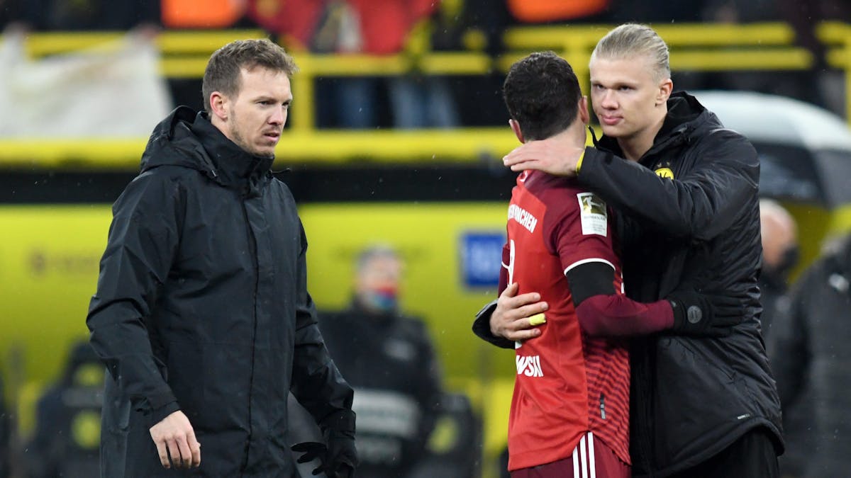 Münchens Trainer Julian Nagelsmann (l-r) und Robert Lewandowski verabschieden sich nach dem Spiel von Dortmunds Erling Haaland.