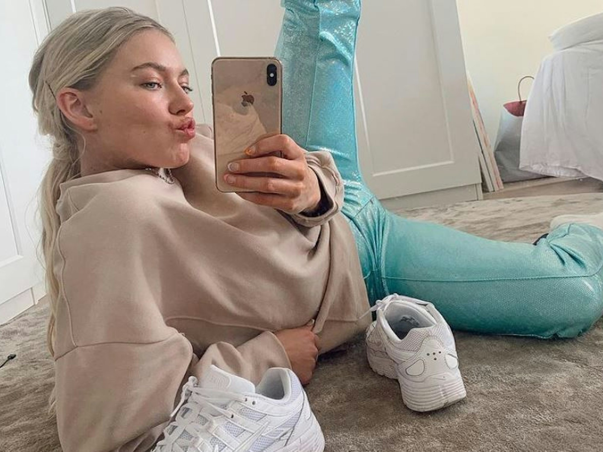 Astrid Smeplass ist die neue Hauptdarstellerin der Neuauflage des Filmes „Drei Haselnüsse für Aschenbrödel“ und zeigt sich sexy auf Instagram. Das Selfie wurde im Mai 2020 von Astrid Smeplass aufgenommen und bei Instagram gepostet.