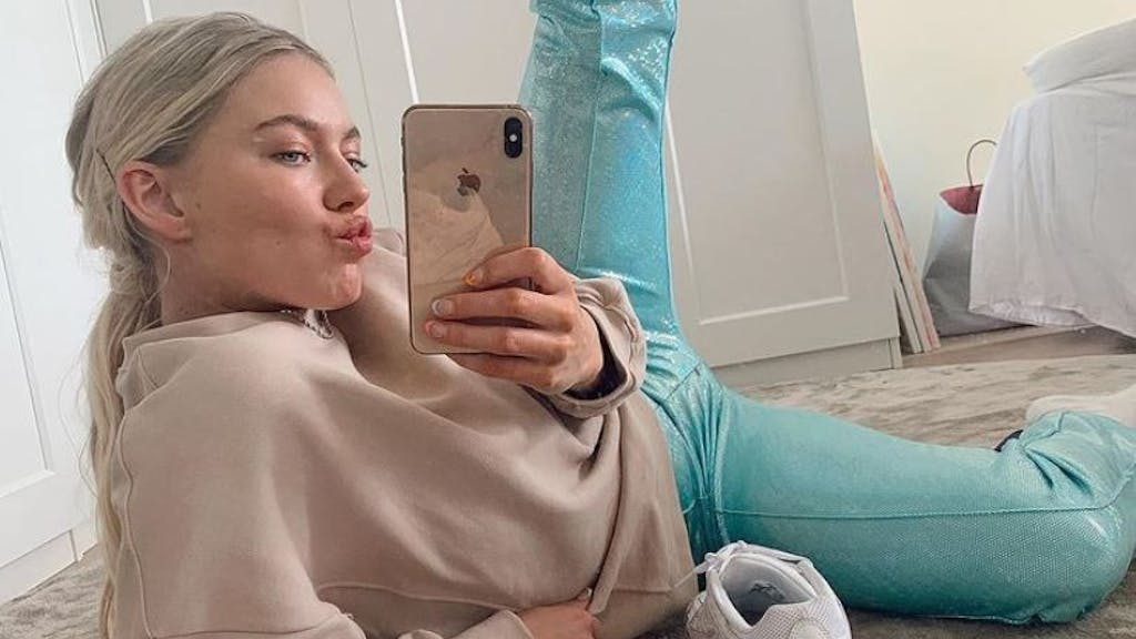 Astrid Smeplass ist die neue Hauptdarstellerin der Neuauflage des Filmes „Drei Haselnüsse für Aschenbrödel“ und zeigt sich sexy auf Instagram. Das Selfie wurde im Mai 2020 von Astrid Smeplass aufgenommen und bei Instagram gepostet.