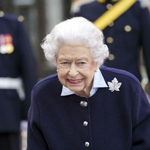 Die britische Königin Elizabeth II. trifft Mitglieder des Royal Regiment of Canadian Artillery auf Schloss Windsor.