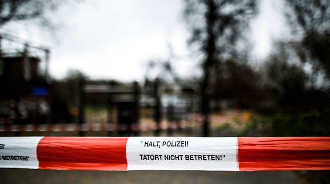 Absperrband mit der Aufschrift „Halt, Polizei! Tatort nicht betreten!“ sichert vor unbefugtem Betreten eine Sportanlage im Monbijoupark in Berlin.