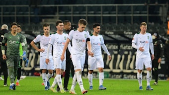Borussia Mönchengladbachs Spieler verlassen nach dem 0:6-Debakel gegen den SC Freiburg am 5. Dezember 2021 enttäuscht den Platz im heimischen Borussia-Park.