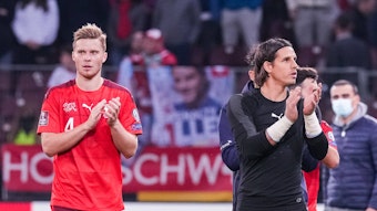 Nico Elvedi (l.) und Yann Sommer (r.) von Borussia Mönchengladbach klatschen nach einem WM-Quali-Spiel der Schweiz gegen Nordirland am 9. Oktober 2021 in Genf.