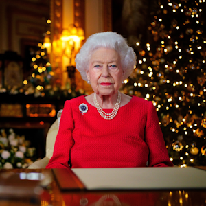 Die britische Königin Elizabeth II. während der Aufzeichnung ihrer jährlichen Weihnachtssendung im White Drawing Room von Schloss Windsor. das Bild wurde am 23. Dezember 2021 aufgenommen.