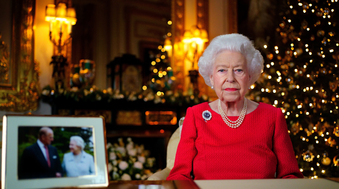 Die britische Königin Elizabeth II. während der Aufzeichnung ihrer jährlichen Weihnachtssendung im White Drawing Room von Schloss Windsor. das Bild wurde am 23. Dezember 2021 aufgenommen.