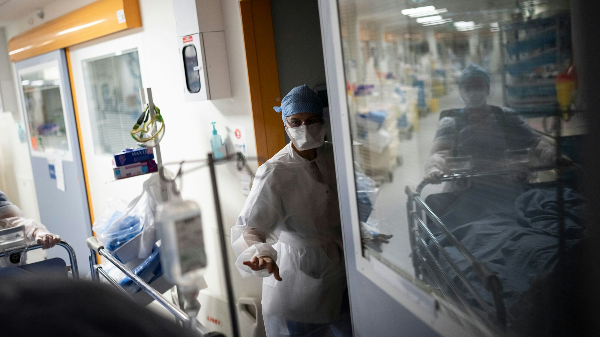 Medizinisches Personal transportiert einen Corona-Patienten in die Corona-Intensivstation im Krankenhaus La Timone.