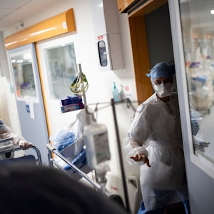 Medizinisches Personal transportiert einen Corona-Patienten in die Corona-Intensivstation im Krankenhaus La Timone.