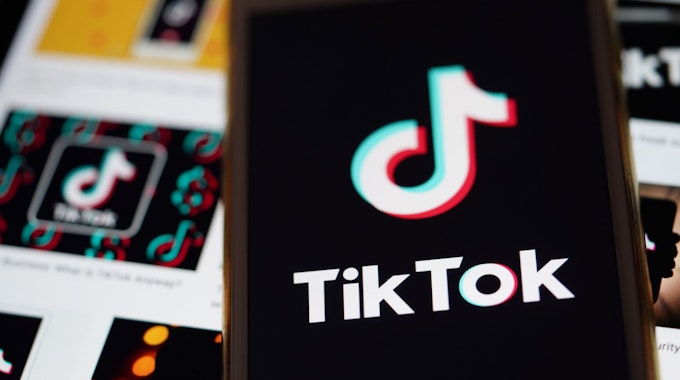Das Logo von TikTok ist auf dem Display eines Smartphones zu sehen.