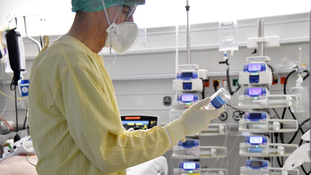 Ein Mitarbeiter im Gesundheitswesen arbeitet auf der Intensivstation 1c der Salzburger Landeskliniken (SALK). Das Bild wurde im November 2021 aufgenommen.
