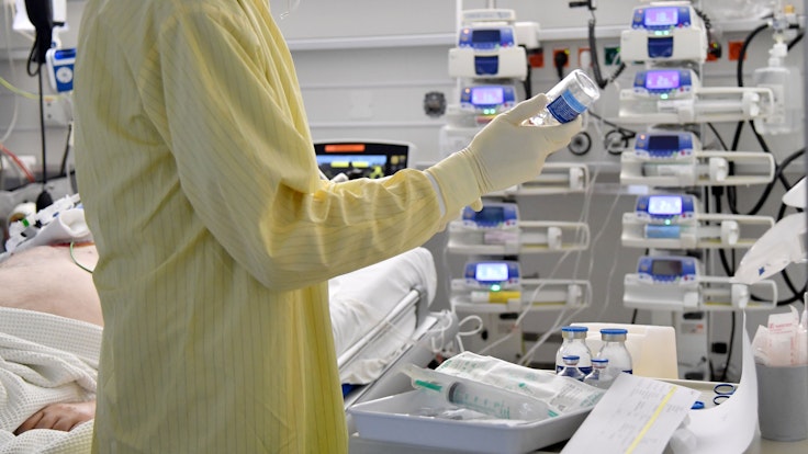 Ein Mitarbeiter im Gesundheitswesen arbeitet auf der Intensivstation 1c der Salzburger Landeskliniken (SALK). Das Bild wurde im November 2021 aufgenommen.