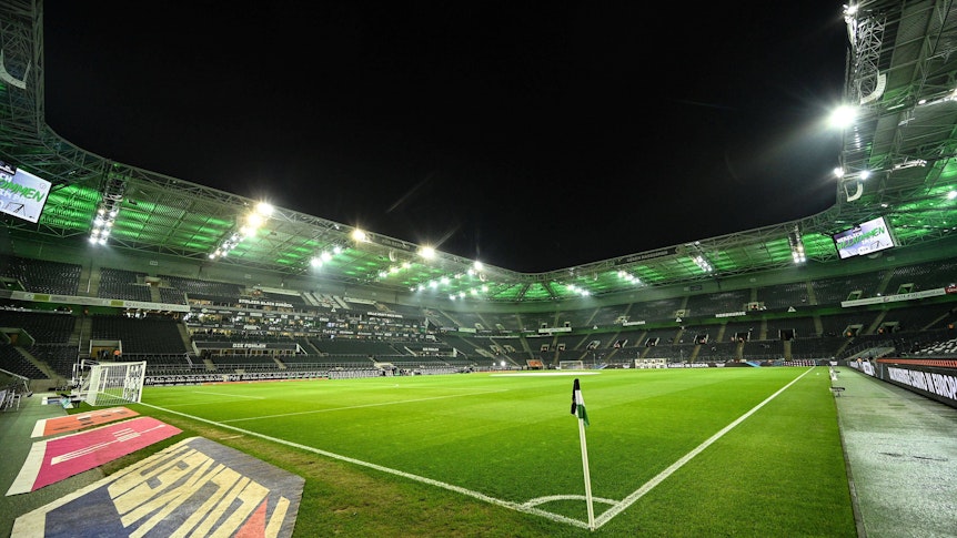 Am 15. Dezember 2021 spielte das Team von Borussia Mönchengladbach das letzte Heimspiel im Borussia-Park. Das Foto zeigt eine Ansicht des Platzes von der Eckfahne aus.