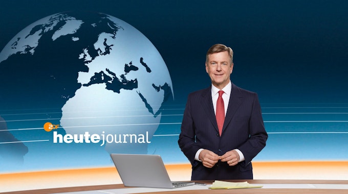 Moderator Claus Kleber steht im Studio vom ZDF heute-journal. Das Bild wurde am 22.12.2021 aufgenommen.