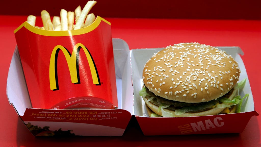 Ein Big Mac und Pommes frites der Fastfood-Kette McDonald's liegen in München (Oberbayern) am 27.02.2007 in einer Verpackung.