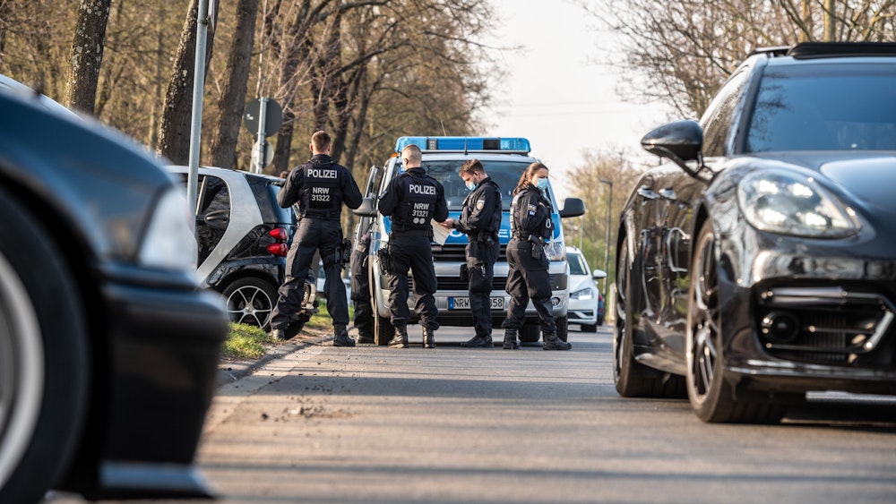 Polizeibeamtinnen und -beamte kontrollieren Autofahrer auf der Alfred-Schütte-Allee.
