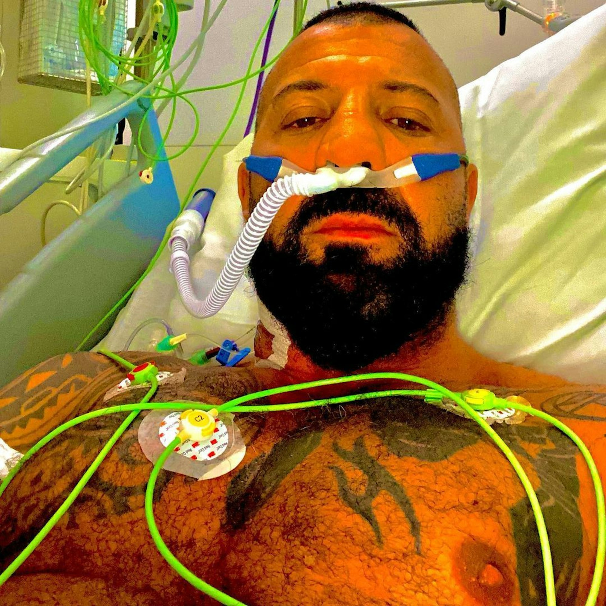 Der belgische Kickbox-Champion Frédéric Sinistra posiert für ein Selfie im Krankenbett