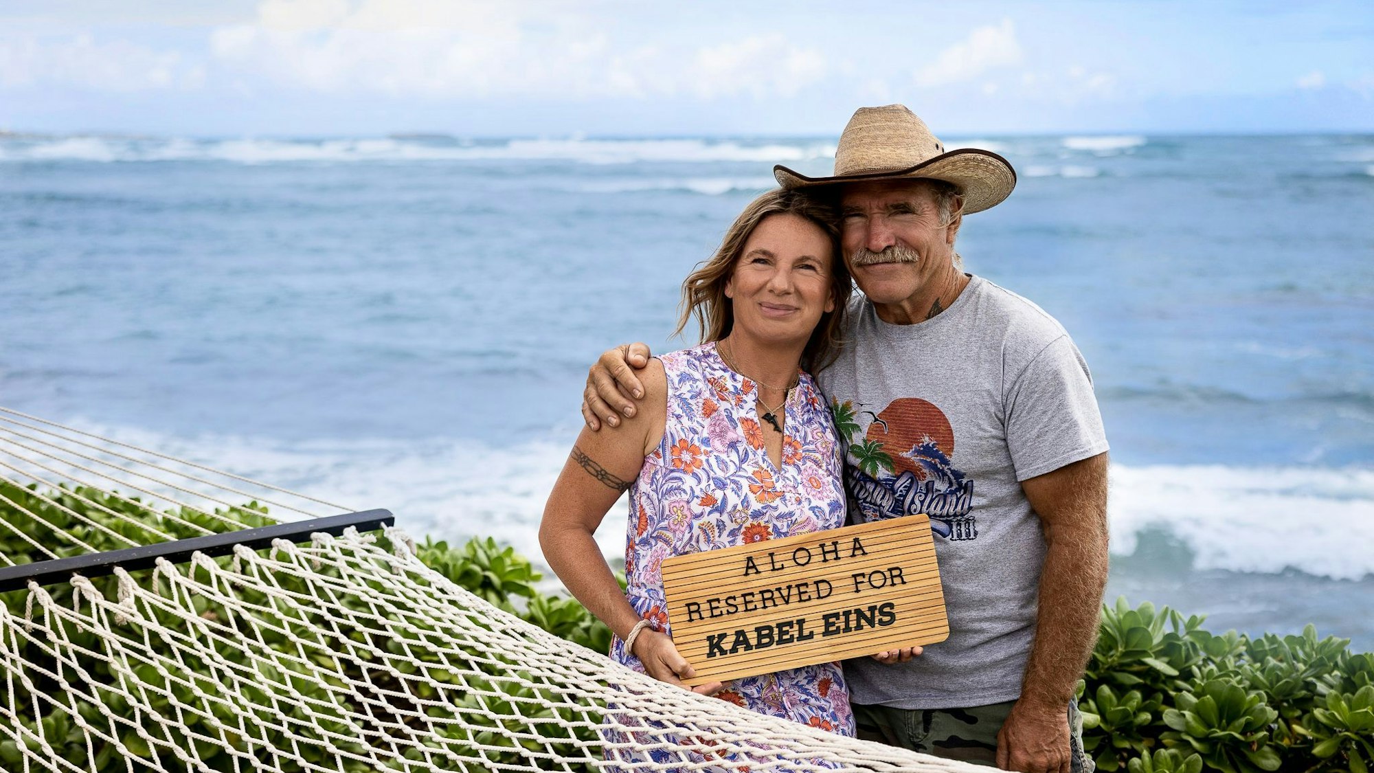 Die Kult-Auswanderer Manu und Konny Reimann wechseln posieren vor dem Meer für ein Foto.