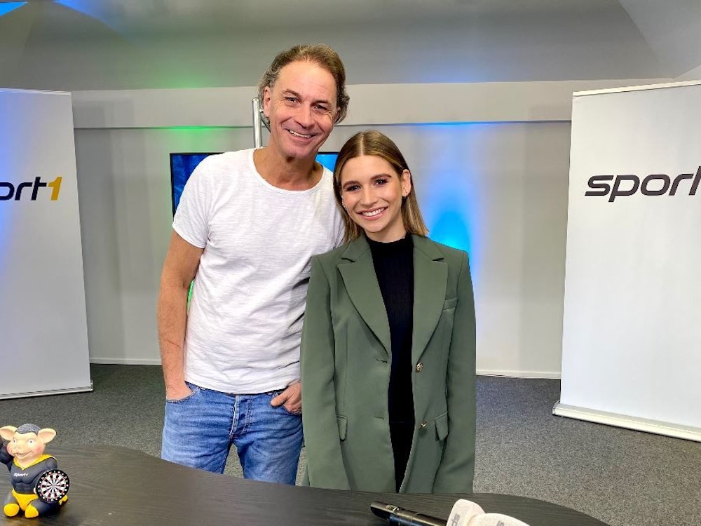 Peter Brings im Sport1-Studio am 27. Dezember 2021 mit Moderatorin Jana Wosnitza (rechts).