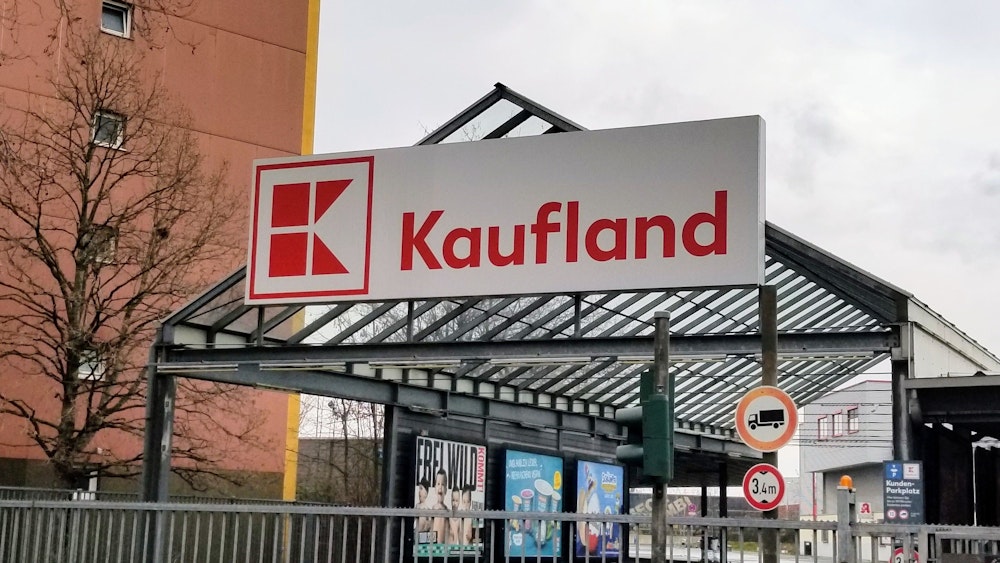 Der Eingang zu einer Kaufland-Filiale in Köln-Niehl am 26. Dezember 2021). Ein Kunde kaufte online ein Rudergerät und hat jetzt mächtig Ärger.