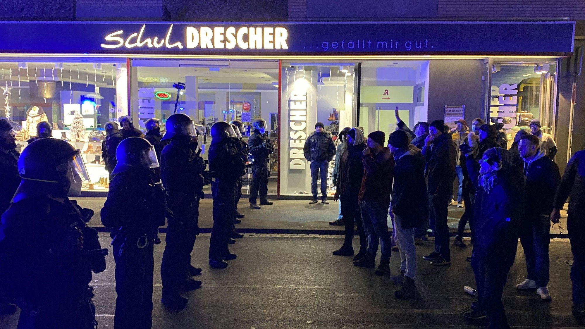 In Schweinfurt kam es am 26. Dezember bei einer unangemeldeten Kundgebung gegen Corona-Maßnahmen zu Ausschreitungen. Bei dem Protest waren mehrere Menschen verletzt worden.