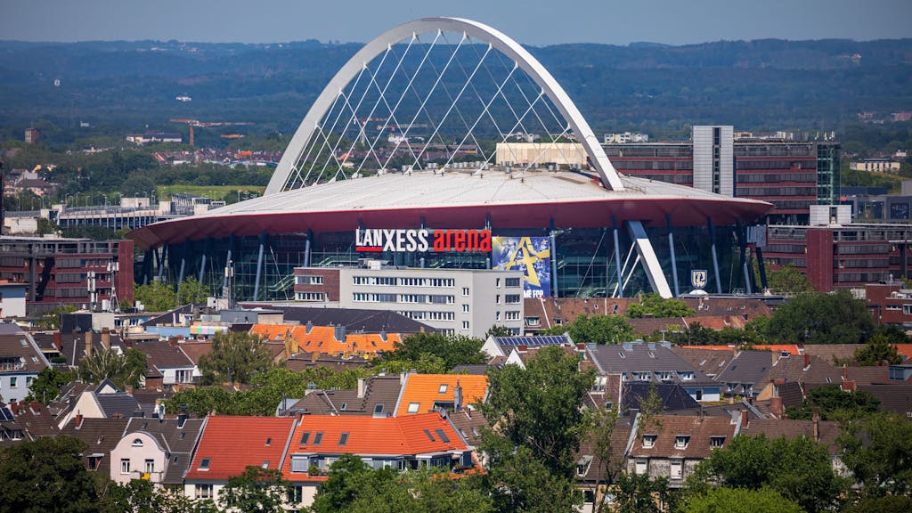Die Lanxess-Arena, früher als Kölnarena bezeichnet, ist inmitten des Stadtteils Deutz zu sehen während der Blick bis weit in das Umland reicht.&nbsp;