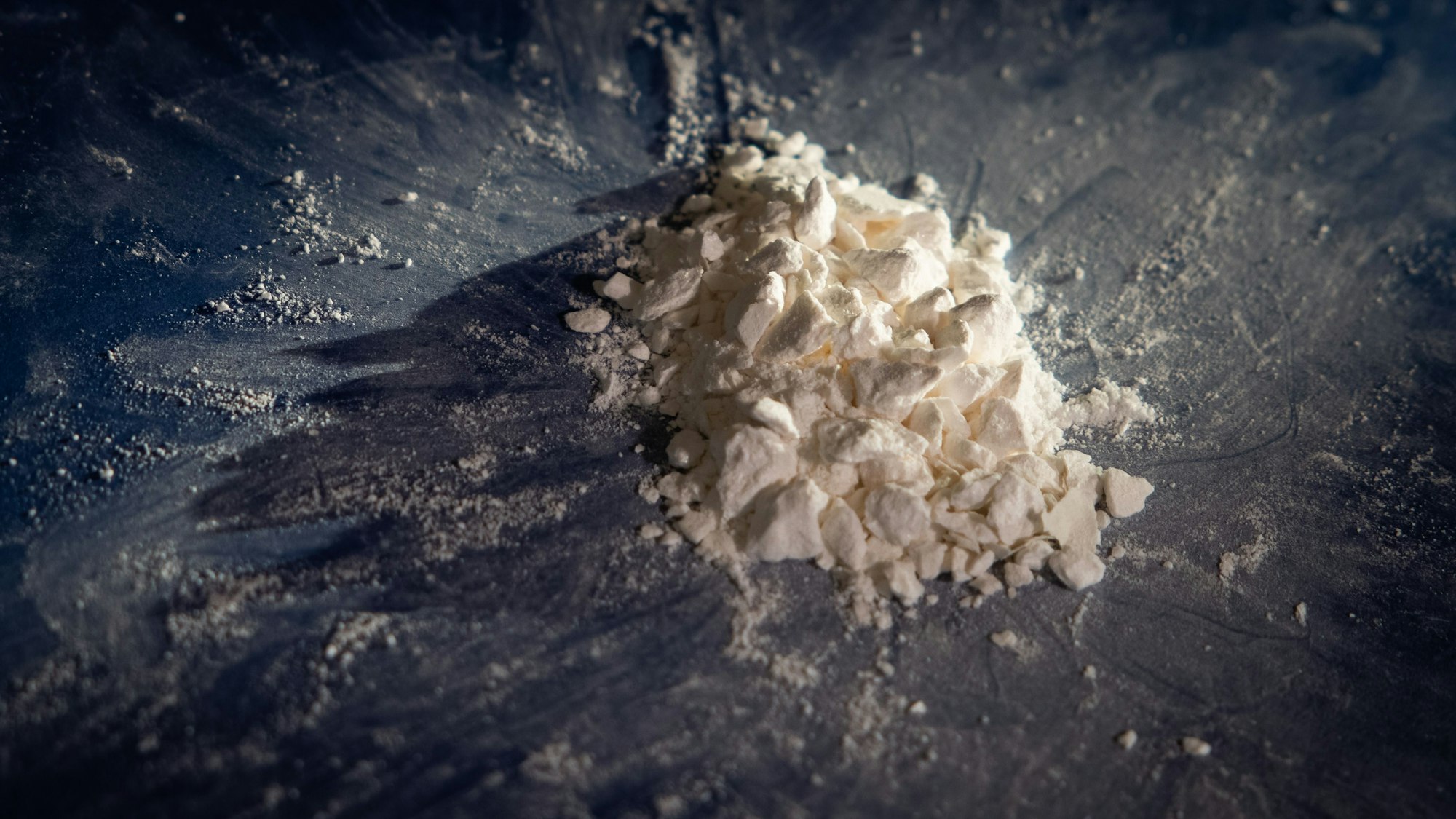 Gepresstes und hoch konzentriertes Kokain aus einem großen Kokainfund wird im Rahmen einer Pressekonferenz des Zolls Hamburg gezeigt.