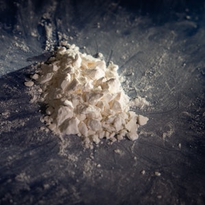 Gepresstes und hoch konzentriertes Kokain aus einem großen Kokainfund wird im Rahmen einer Pressekonferenz des Zolls Hamburg gezeigt.